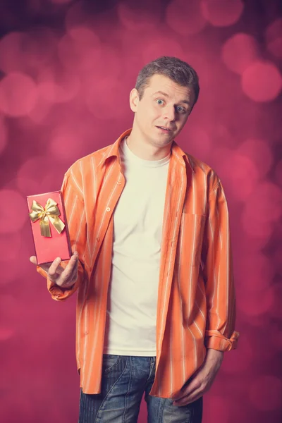 Hombre guapo con regalo . — Foto de Stock