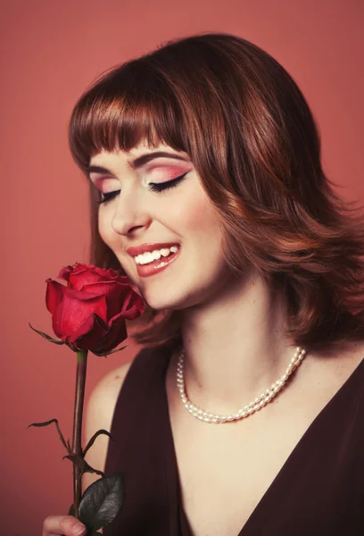 Retrato de una mujer con rosa . — Foto de Stock