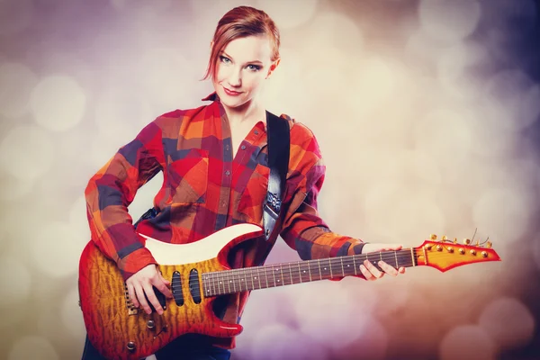 Mode flicka med gitarr — Stockfoto