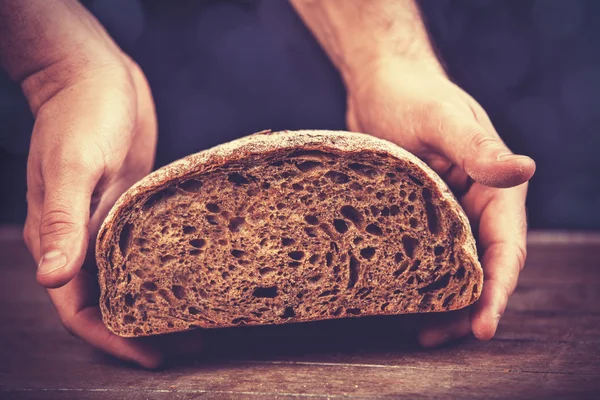 Les mains de Baker avec un pain . — Photo