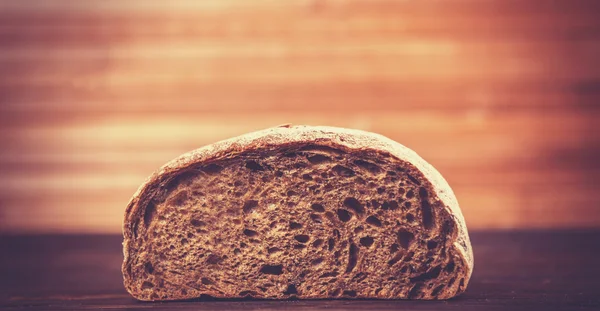 Leckeres Brot auf einem Holztisch — Stockfoto