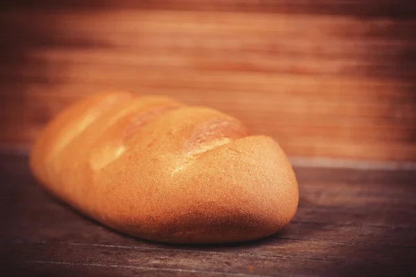 Delicioso pan en una mesa de madera — Foto de Stock