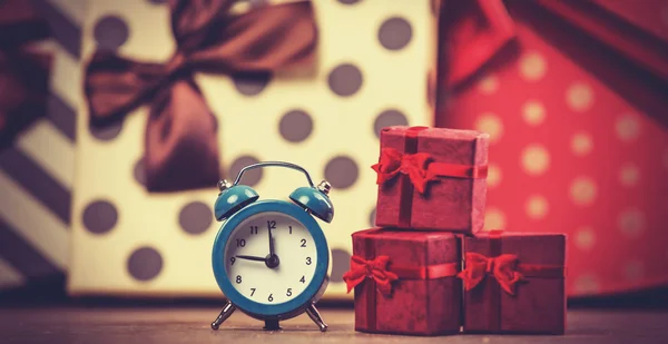 Orologio vintage su sfondo natalizio . — Foto Stock