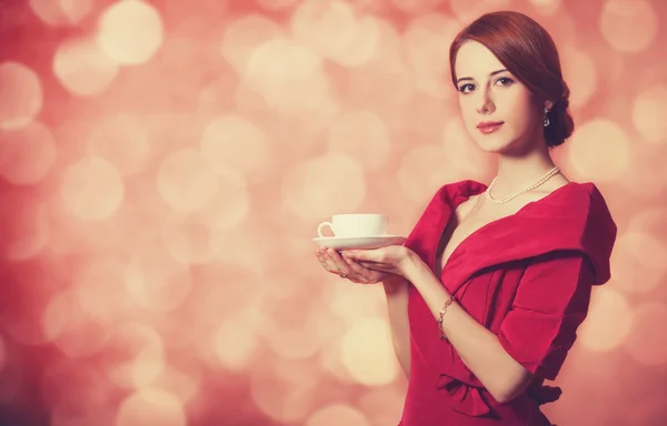 Vacker rödhårig kvinnor med kopp te. — Stockfoto