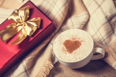 Onu ve eşarp kakao kalp şeklinde ve kahve Kupası