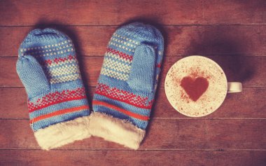 eldiven ve üzerine kakao kalp şeklinde ve kahve Kupası.