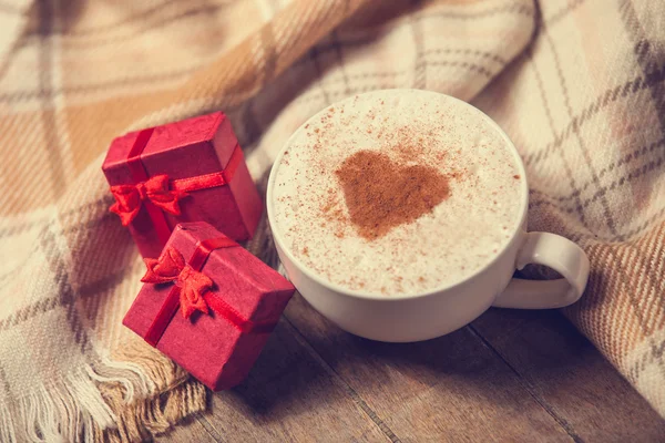 Tazza con caffè e forma del cuore di cacao su di esso e sciarpa — Foto Stock