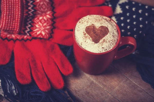 Taza con café y forma del corazón de cacao en ella y bufanda . —  Fotos de Stock