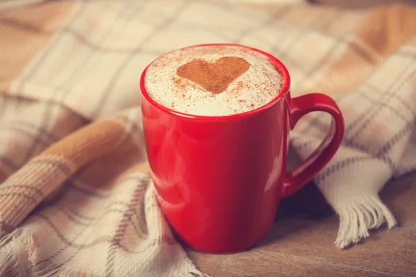 Tazza con caffè e forma del cuore di cacao su di esso e sciarpa — Foto Stock