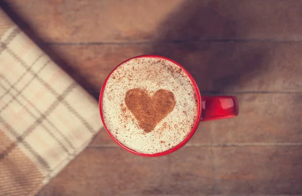 Kubek z kawą i kształt serca kakao i szalik — Zdjęcie stockowe