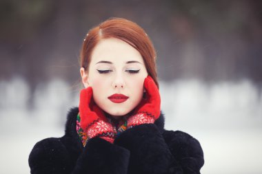 güzel kızıl saçlı kadınların kış parkı.