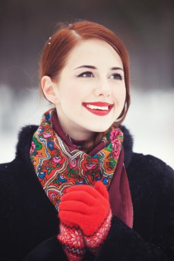 güzel kızıl saçlı kadınların kış parkı.