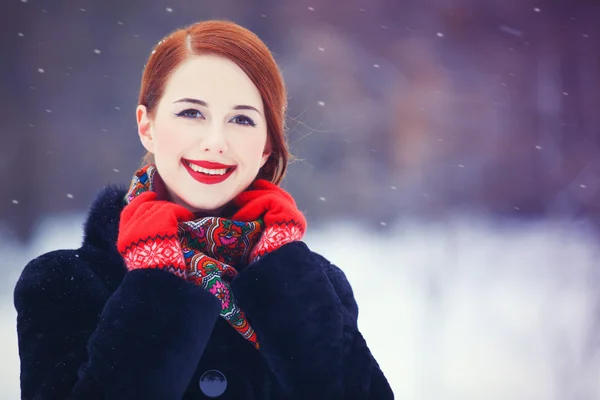 Beautiful redhead women with in winter park. — Stock Photo, Image