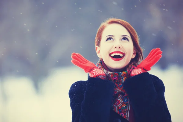 Piękny rudy kobiet w winter park. — Zdjęcie stockowe