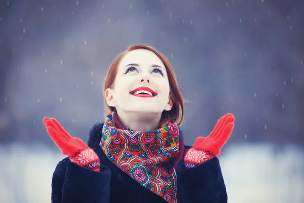 冬公園の美しい赤毛の女性. — ストック写真