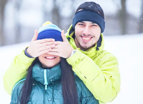 Pareja adolescente en parque de invierno . — Foto de Stock