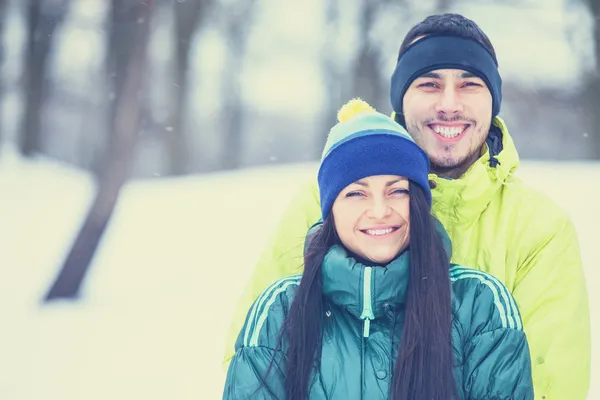 Pareja adolescente en parque de invierno . — Foto de Stock