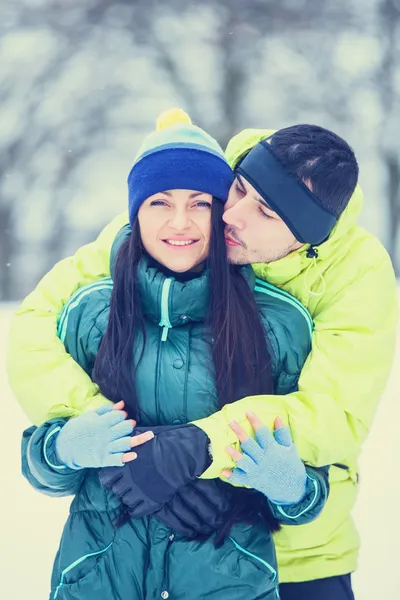 Adolescente pareja besos en invierno parque . — Foto de Stock