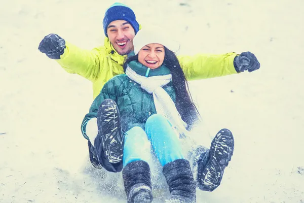 Teen couple in winter park. — Stock Photo, Image