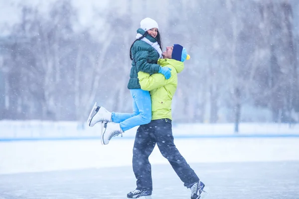 Teen couple on the rink. — Stock Photo, Image