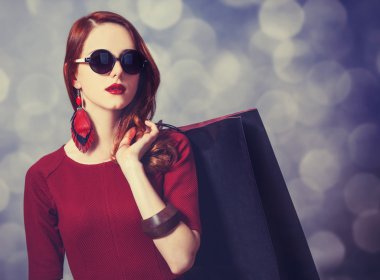 alışveriş çantası ile güzel kızıl saçlı kadın