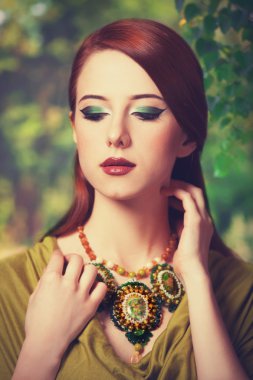 parkta güzel kızıl saçlı kadın.