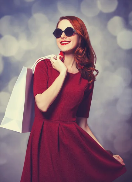 Hermosas mujeres pelirrojas con bolsa de compras — Foto de Stock