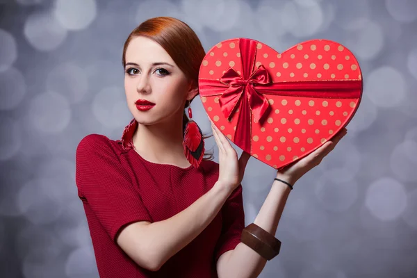 Redhead girl with shape heart box. — Stock Photo, Image