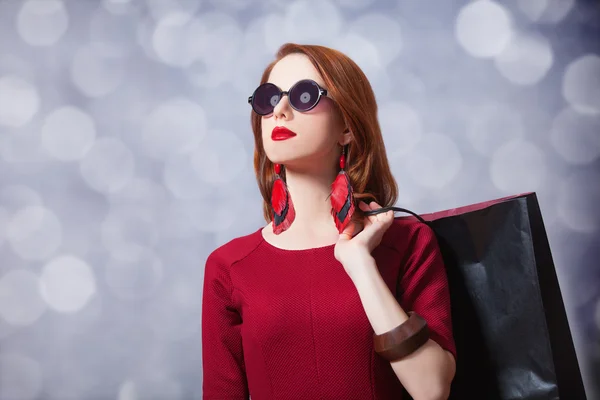 Beautiful redhead women with shopping bag — Stock Photo, Image