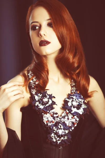 A gyönyörű vörös hajú nő portréja. — Stock Fotó
