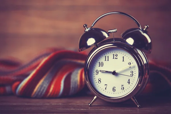 Alarm clock and scarf. — Stock Photo, Image