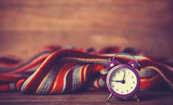 Alarm clock and scarf. — Stock Photo, Image