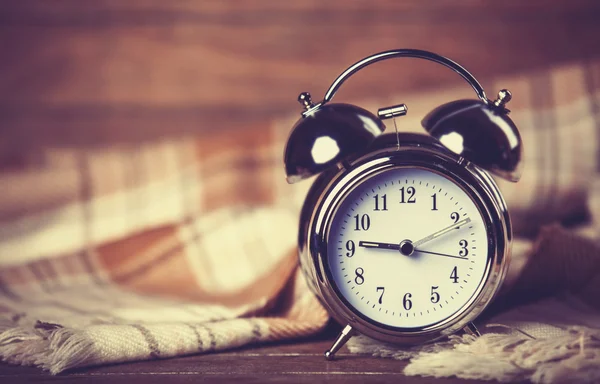 Reloj despertador y bufanda . — Foto de Stock