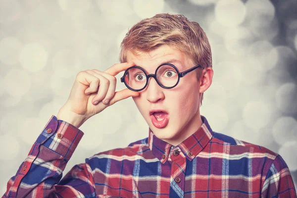 Junger Teenager mit Nerd-Brille. — Stockfoto