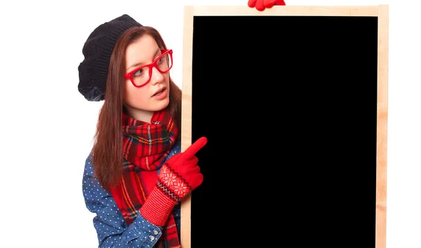 Brunette tiener geschenk in glazen met blackboard. — Stockfoto