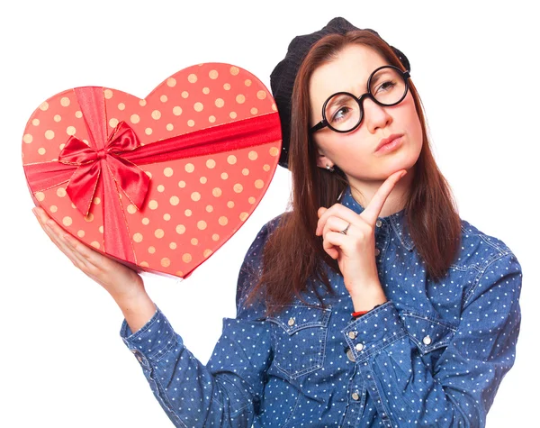 Nerd κορίτσι σε γυαλιά με καρδιά σχήμα δώρο. — Φωτογραφία Αρχείου