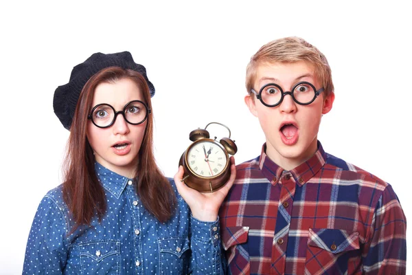 Adolescente casal com despertador de relógio . — Fotografia de Stock