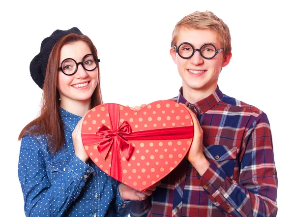 Couple adolescent avec cadeau en forme de coeur . — Photo