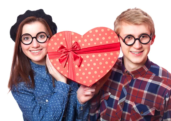 Pareja adolescente con regalo en forma de corazón . — Foto de Stock