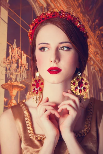 花輪の美しい赤毛の女性の肖像画. — ストック写真