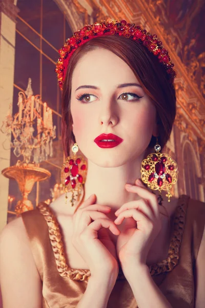 Retrato das mulheres ruivas bonitas na grinalda . — Fotografia de Stock