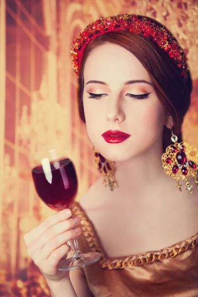 Rousse femmes avec du vin . — Photo