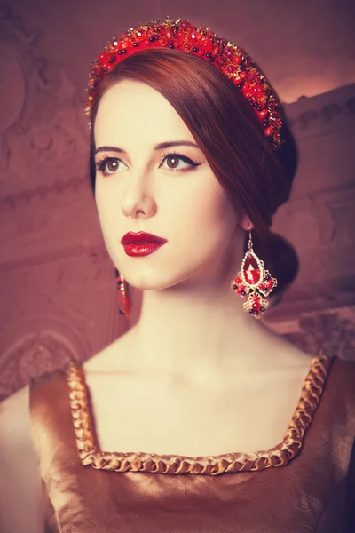 Retrato das mulheres ruivas bonitas na grinalda . — Fotografia de Stock