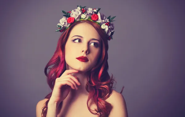 Beautiful redhead women with wreath. — Stock Photo, Image