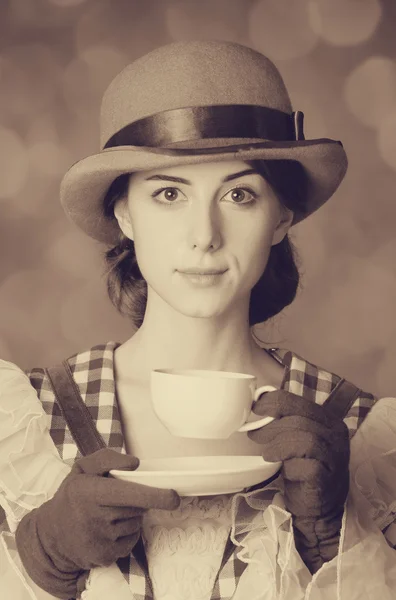 お茶のカップを持つ美しい女性. — ストック写真