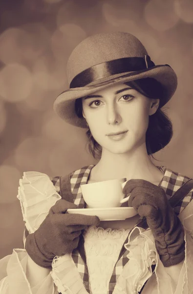 お茶のカップを持つ美しい女性. — ストック写真