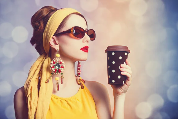 Roodharige vrouwen met koffie. — Stockfoto