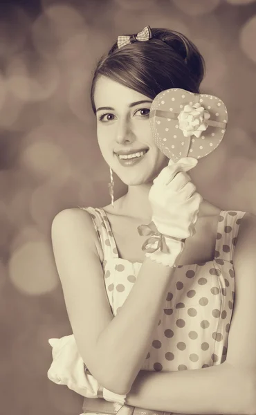 Hermosas mujeres con regalo . — Foto de Stock