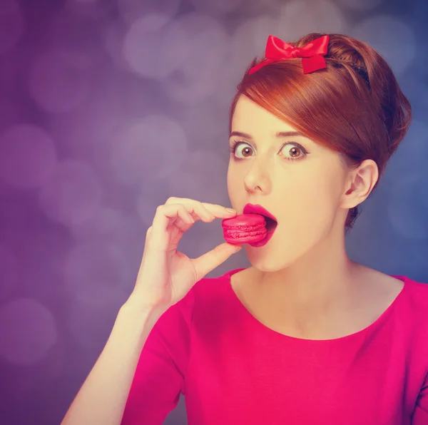 Roodharige meisje met macaron voor st. Valentijnsdag. — Stockfoto