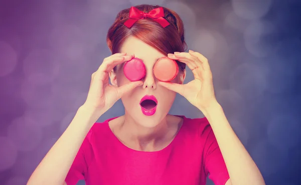 Roodharige meisje met macaron voor st. Valentijnsdag. — Stockfoto